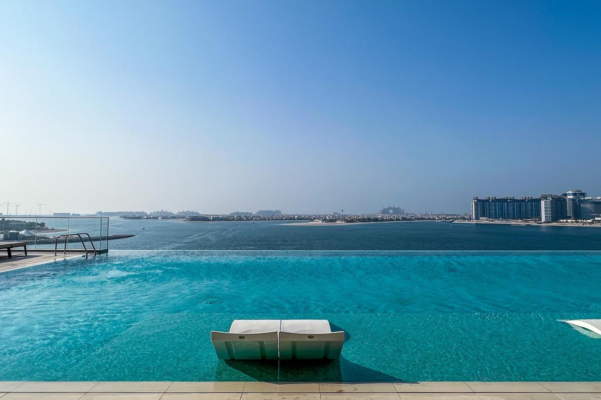 Apartment Luxe Living In Beachfront 2 Bedroom In Marina *