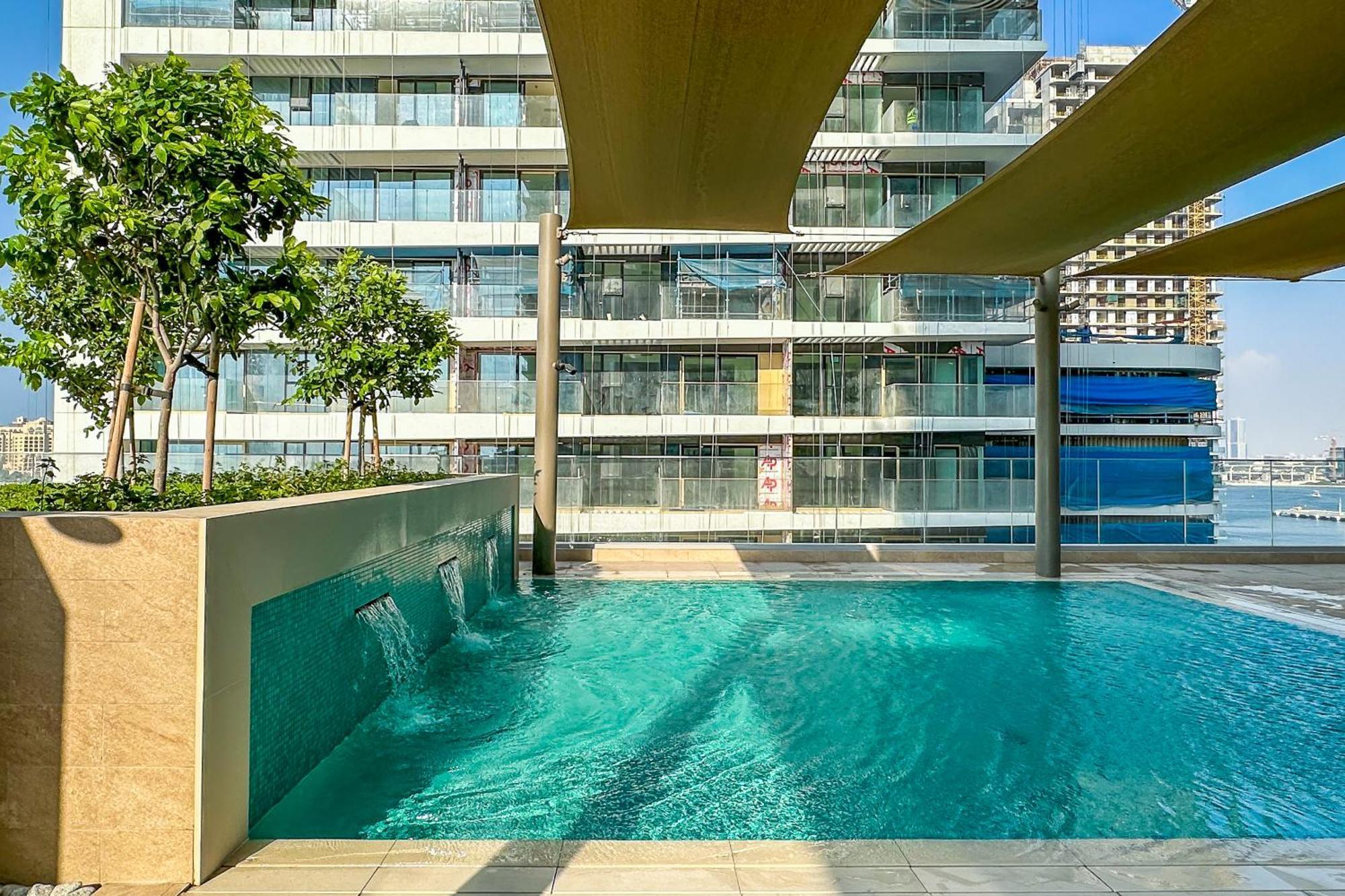 Apartment Luxe Living In Beachfront 2 Bedroom In Marina