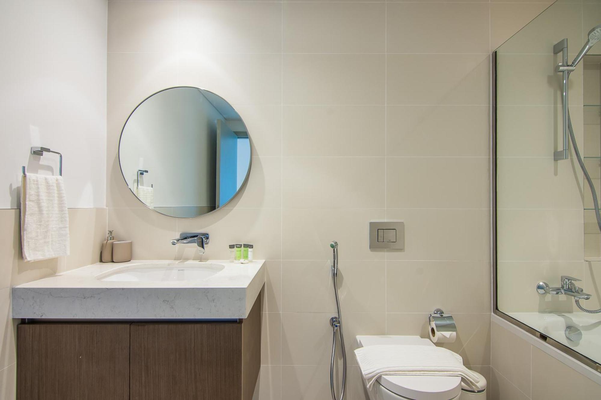 Apartment Luxe Living In Beachfront 2 Bedroom In Marina *