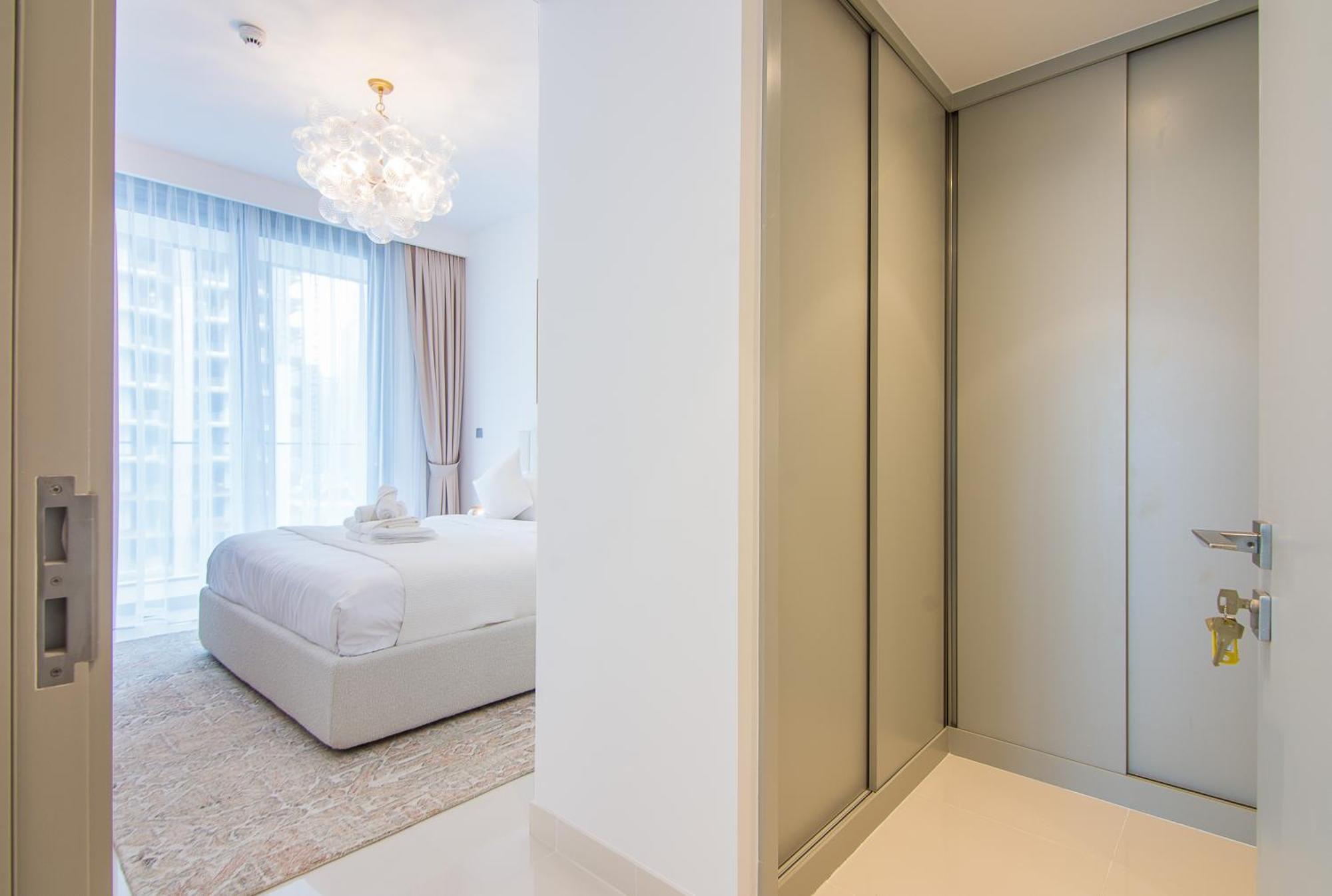 Apartment Luxe Living In Beachfront 2 Bedroom In Marina *
