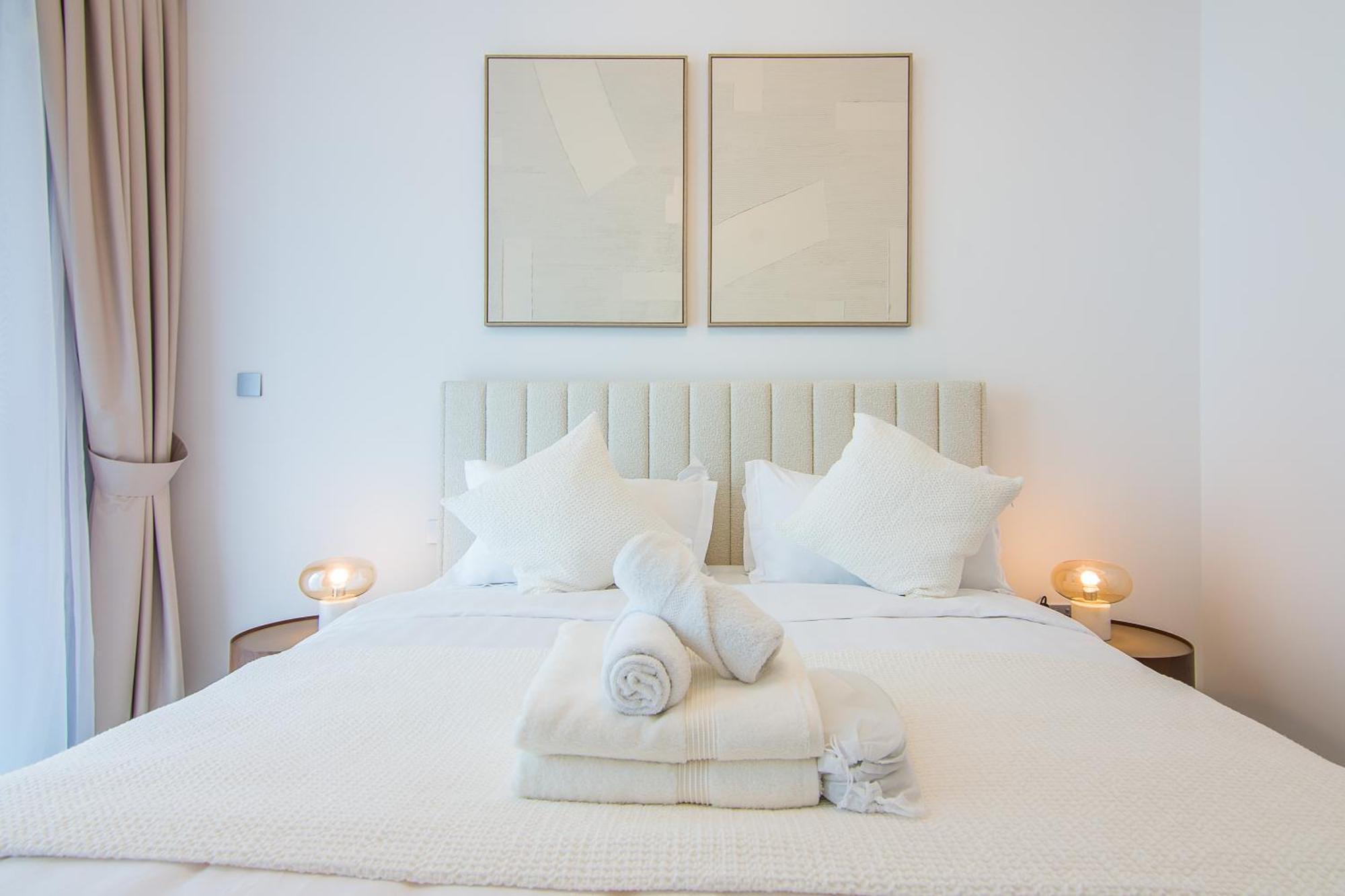 Luxe Living In Beachfront 2 Bedroom In Marina Apartment