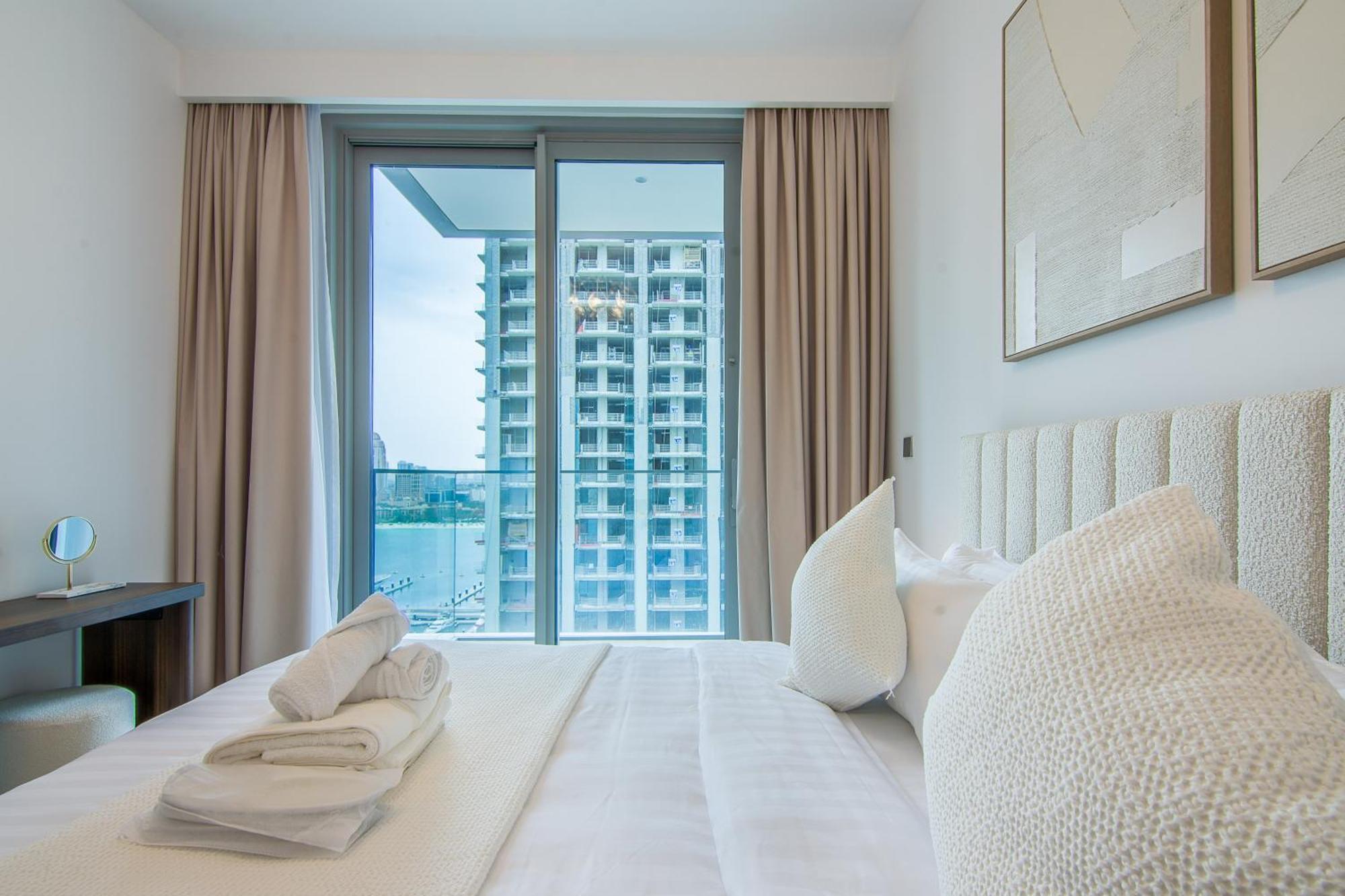 Apartment Luxe Living In Beachfront 2 Bedroom In Marina