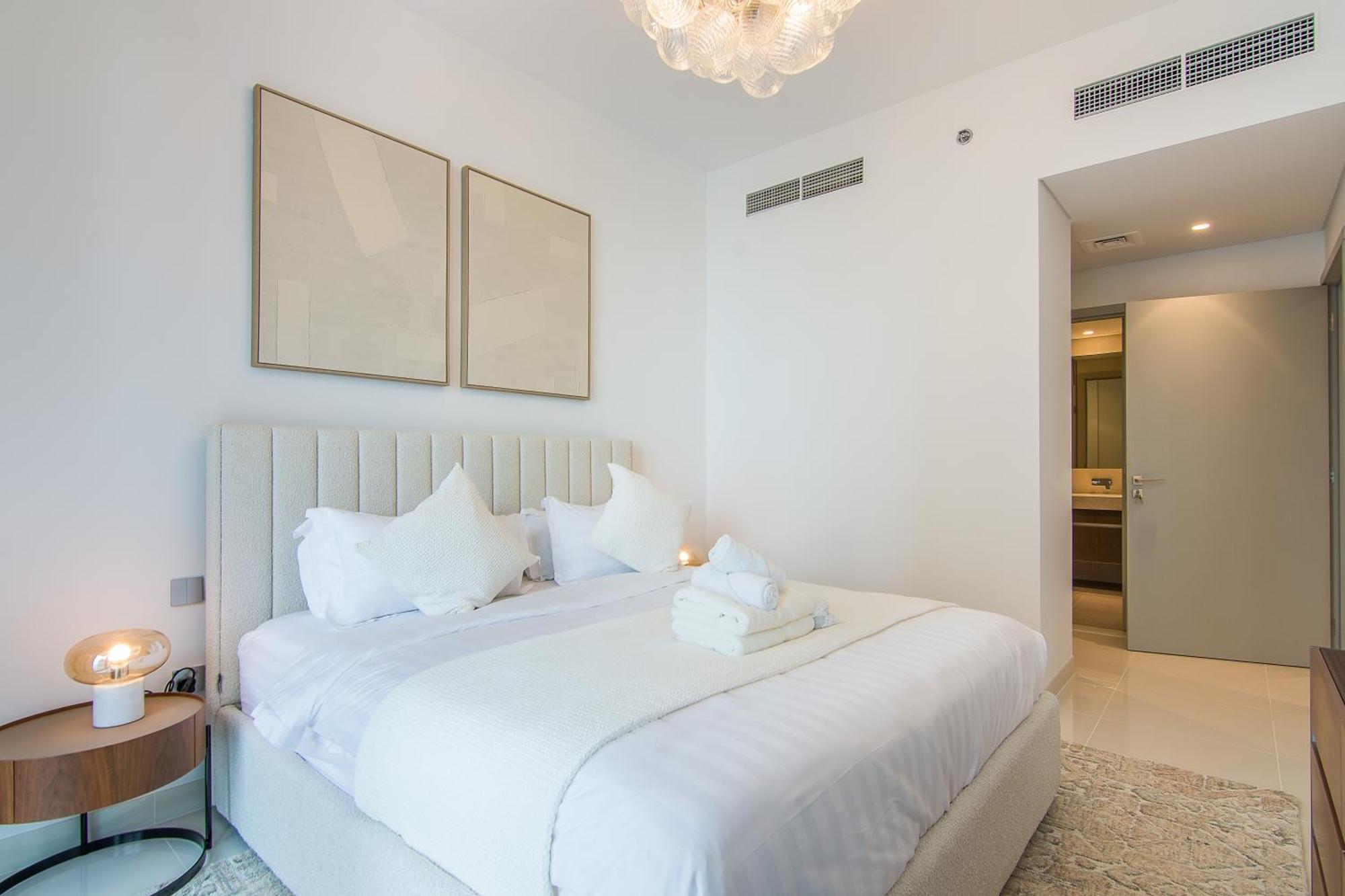 Apartment Luxe Living In Beachfront 2 Bedroom In Marina *